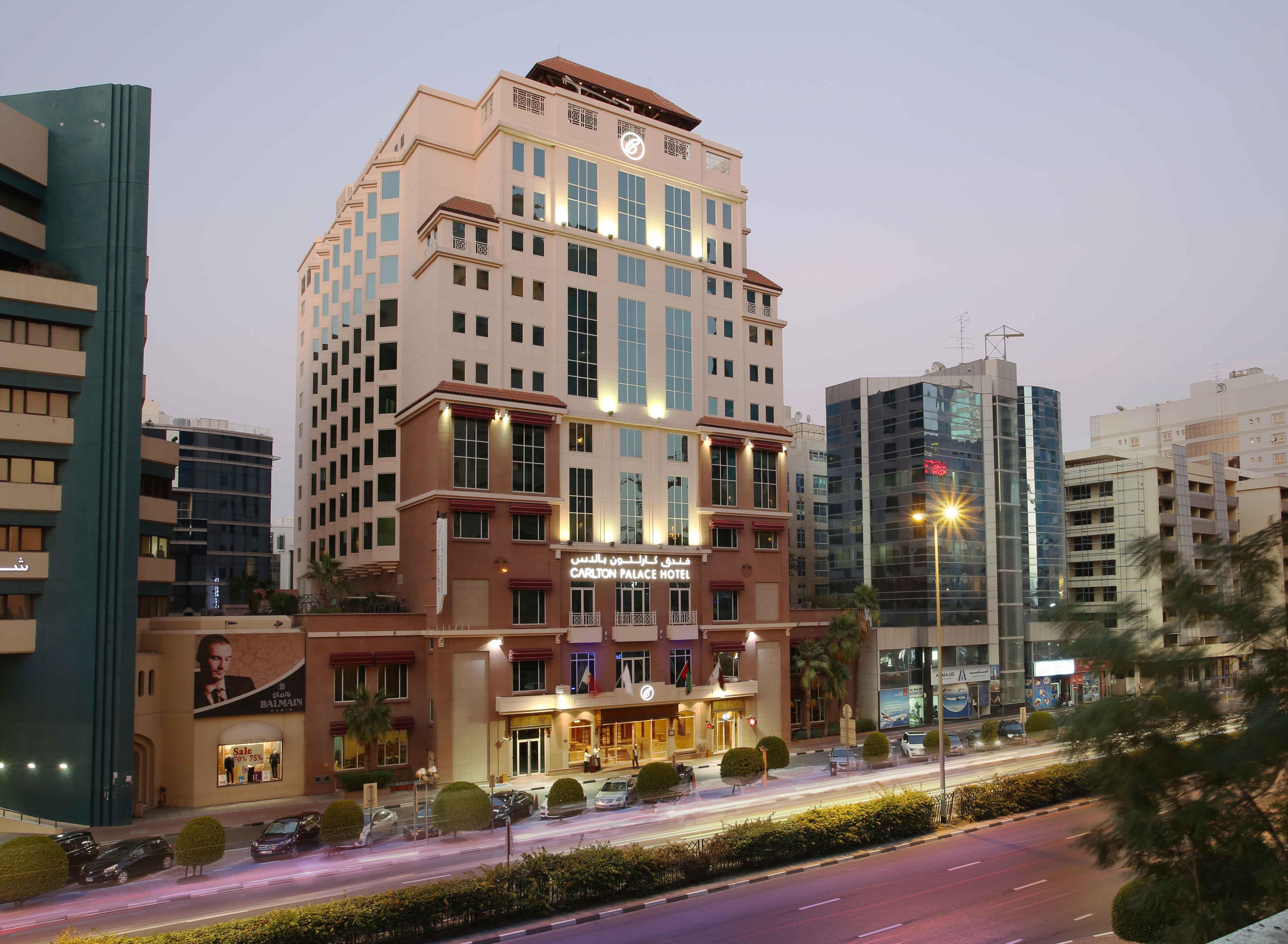 Knight Castle Hotel Dubai Exterior foto The hotel at night