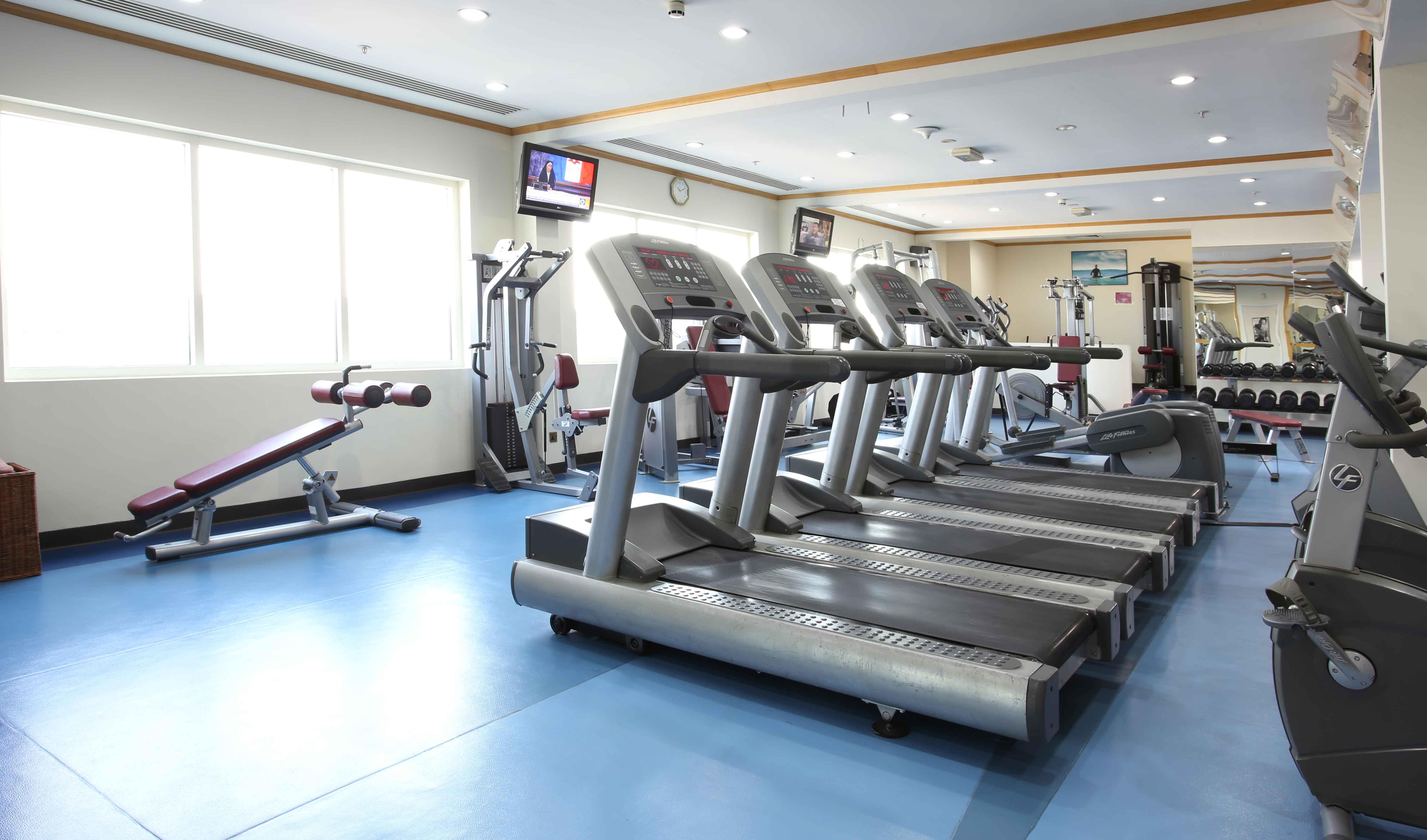Knight Castle Hotel Dubai Exterior foto A row of treadmills