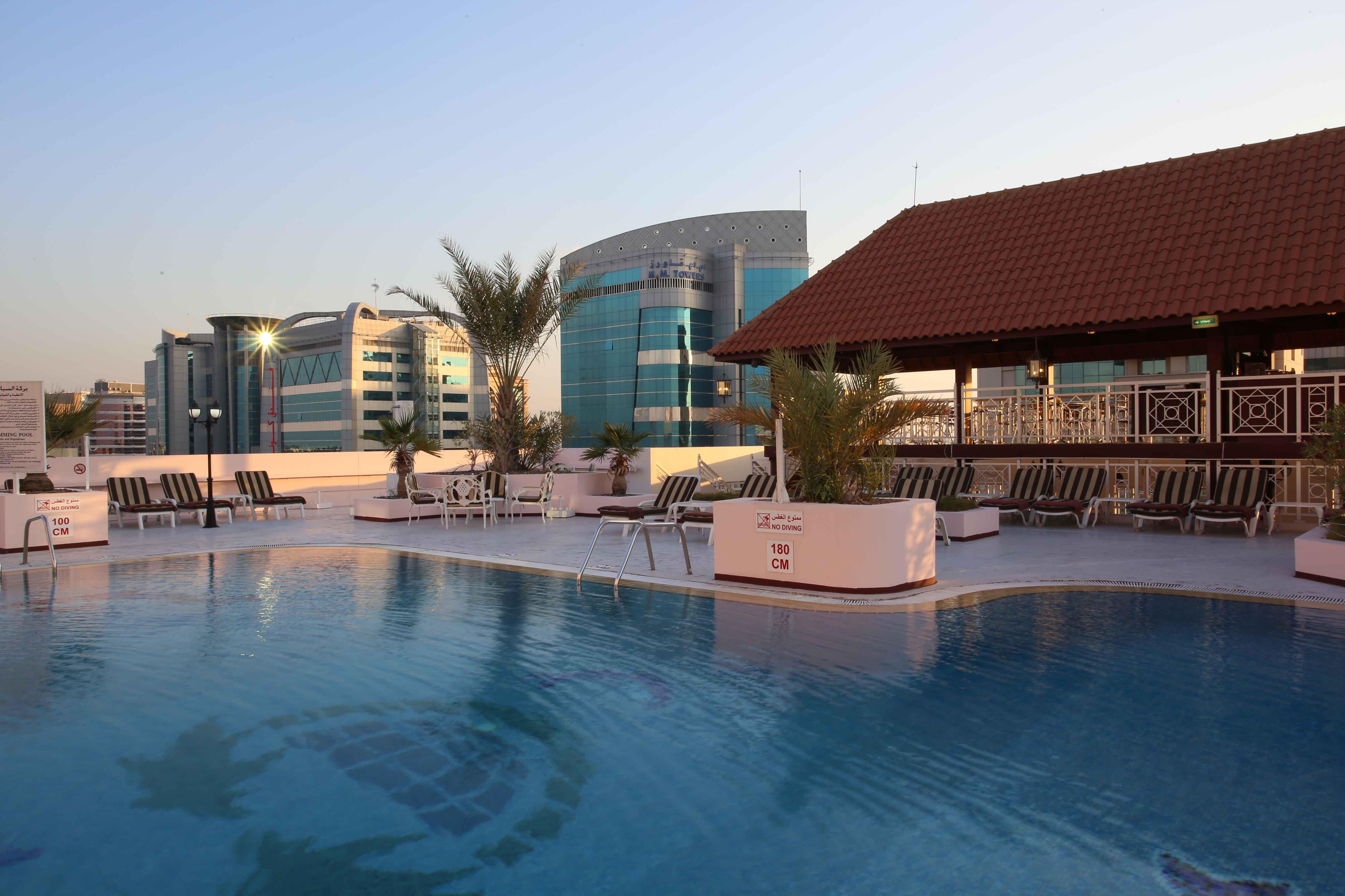 Knight Castle Hotel Dubai Exterior foto Rooftop pool at the hotel