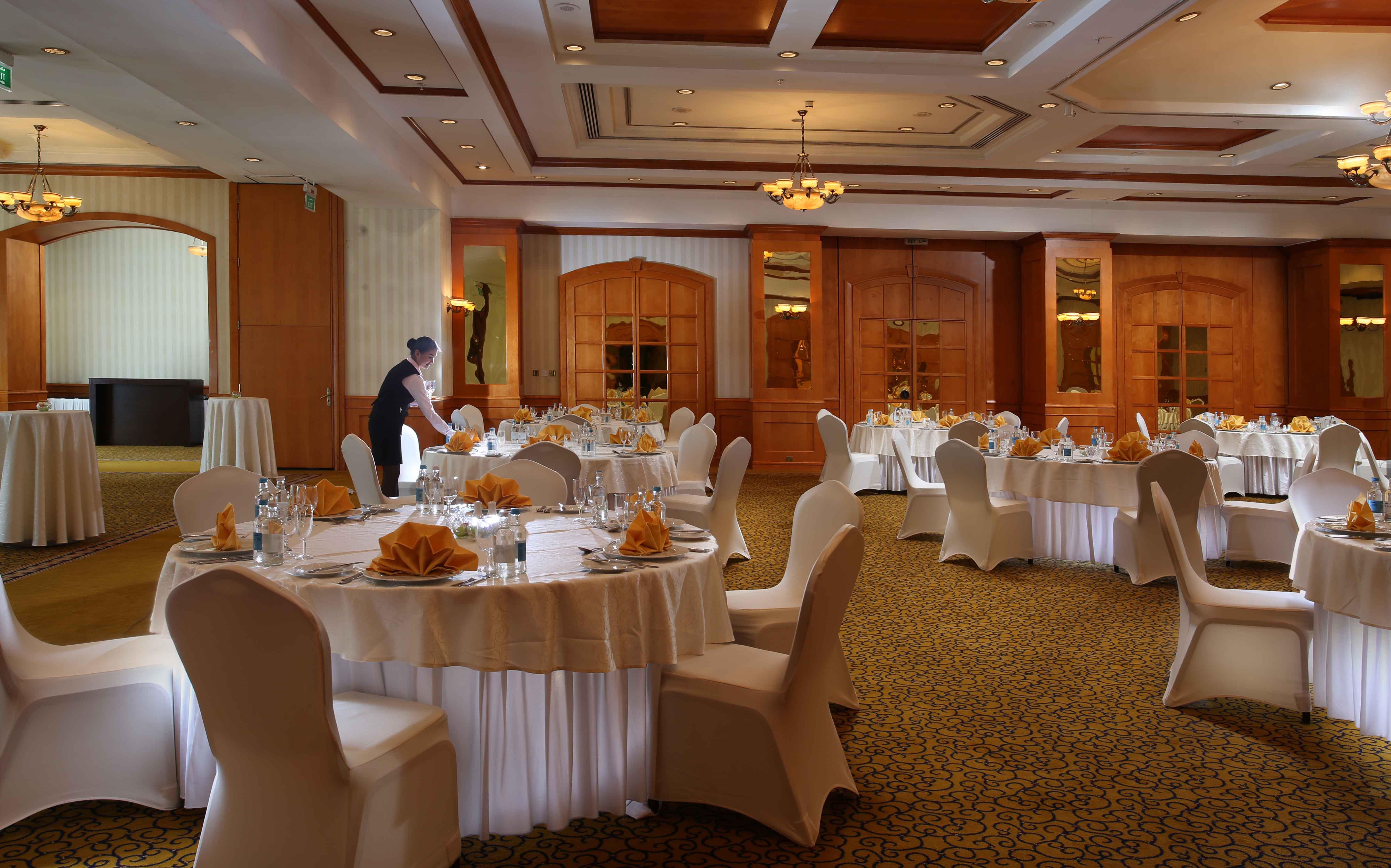 Knight Castle Hotel Dubai Exterior foto The ballroom at the Royal Thai Hotel