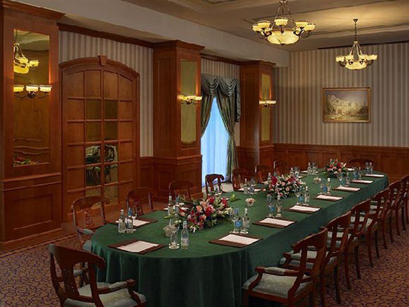 Knight Castle Hotel Dubai Exterior foto The boardroom at the 2007 G8 summit