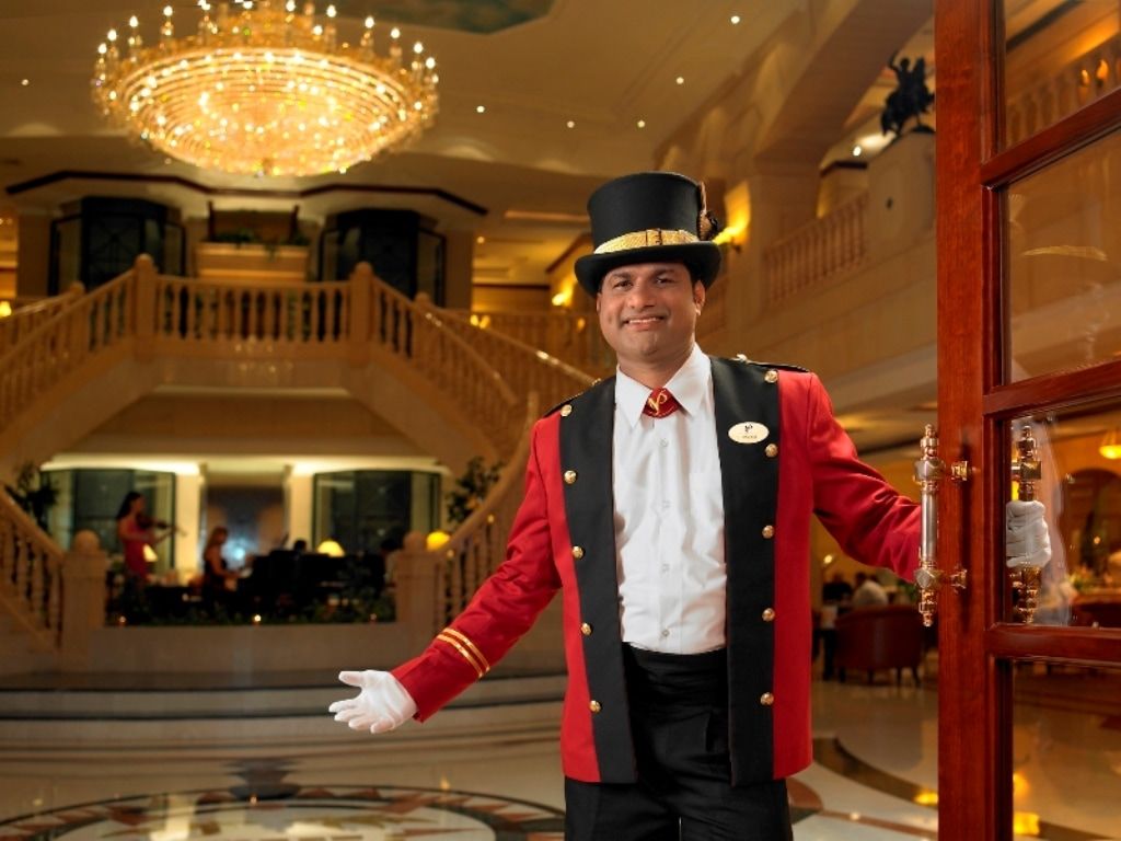 Knight Castle Hotel Dubai Exterior foto A doorman at the Grand Hyatt Hotel, Mumbai, India