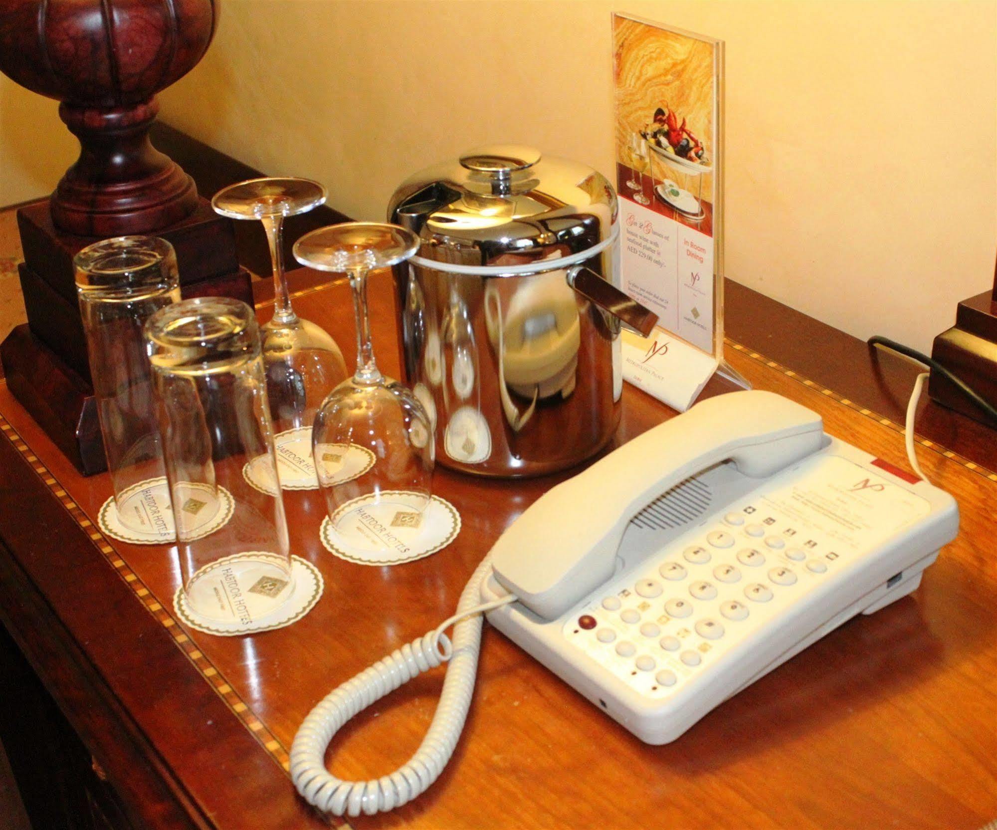 Knight Castle Hotel Dubai Exterior foto A telephone in a hotel room