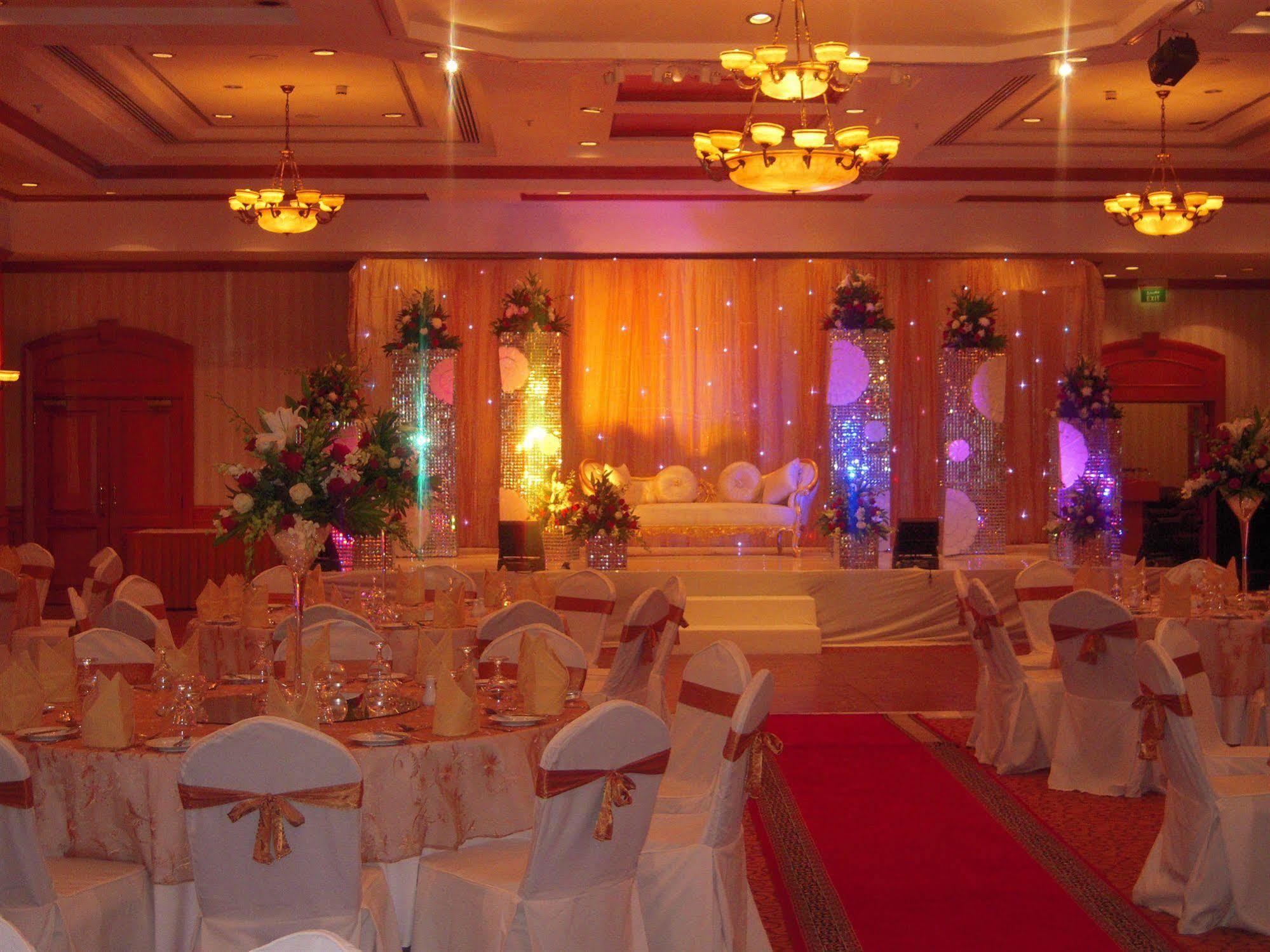 Knight Castle Hotel Dubai Exterior foto A wedding reception at a hotel