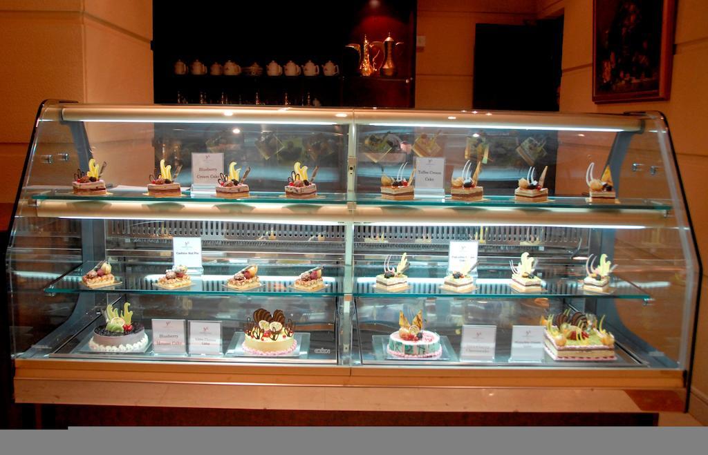 Knight Castle Hotel Dubai Exterior foto A display case of pastries